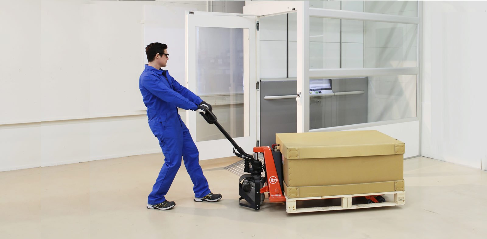 Goods lift in a warehouse Cibes Lifts For up to 1000 kg