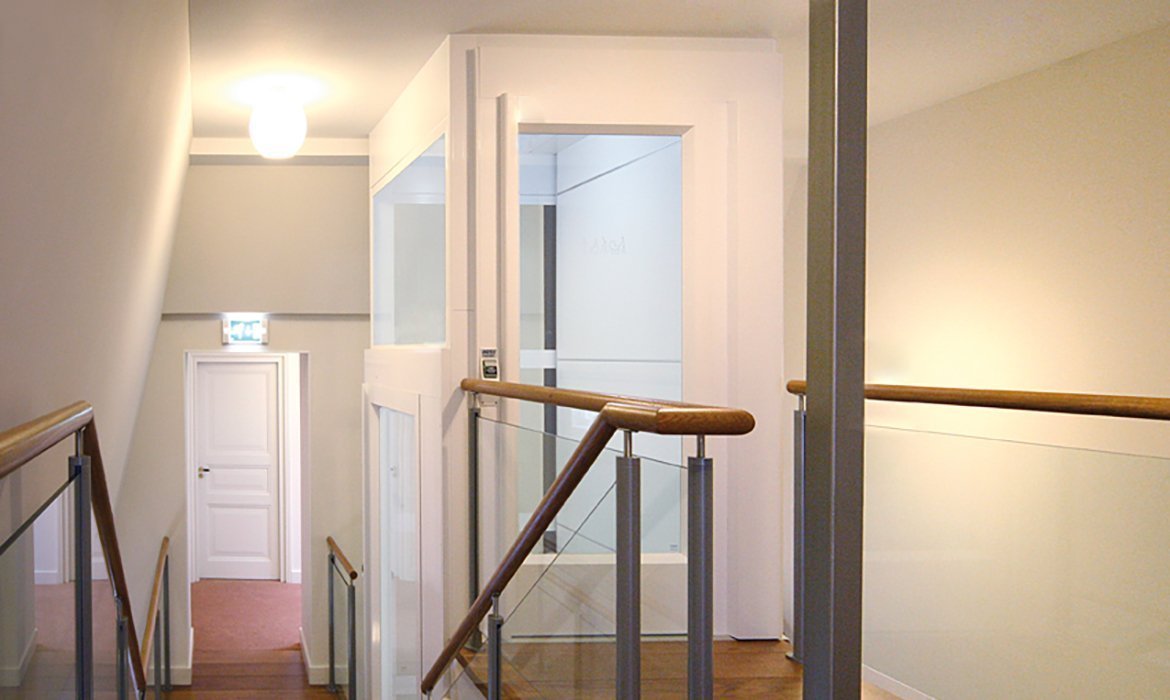 Lift with reduced top height