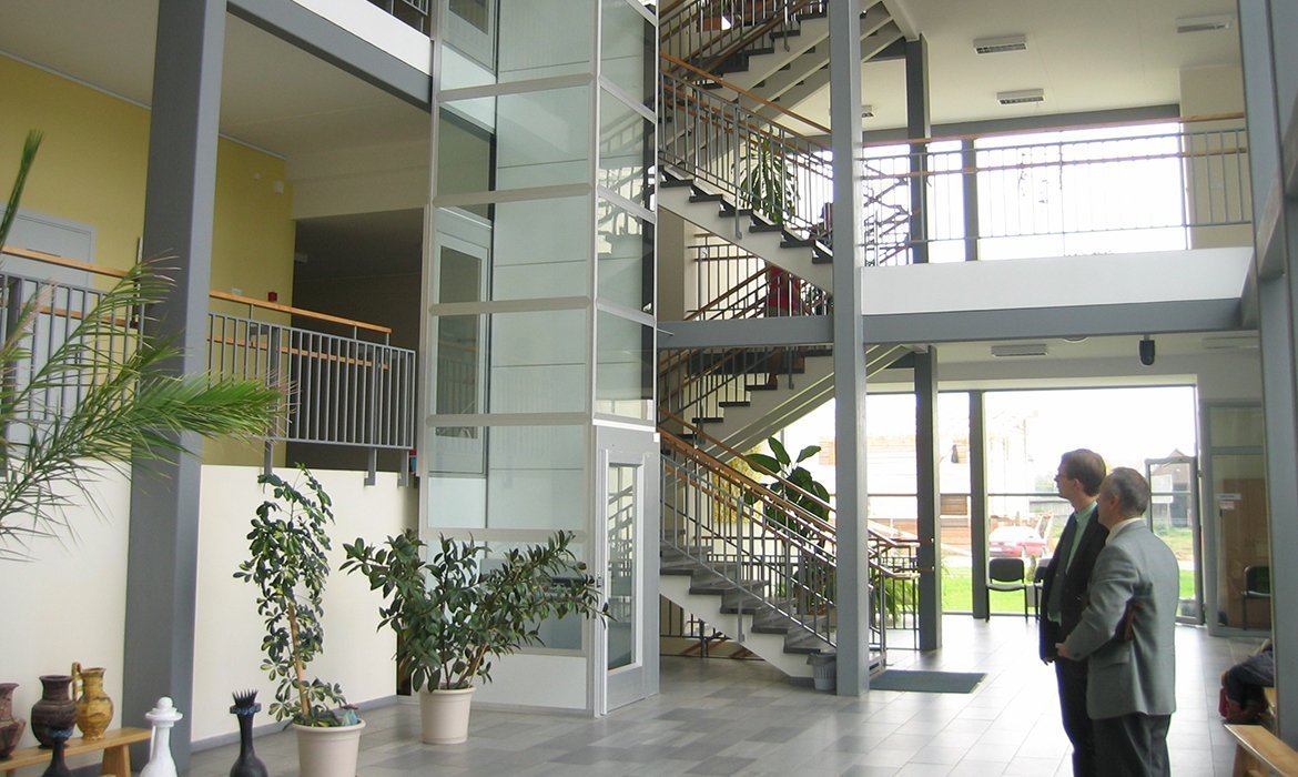 Space efficient lift