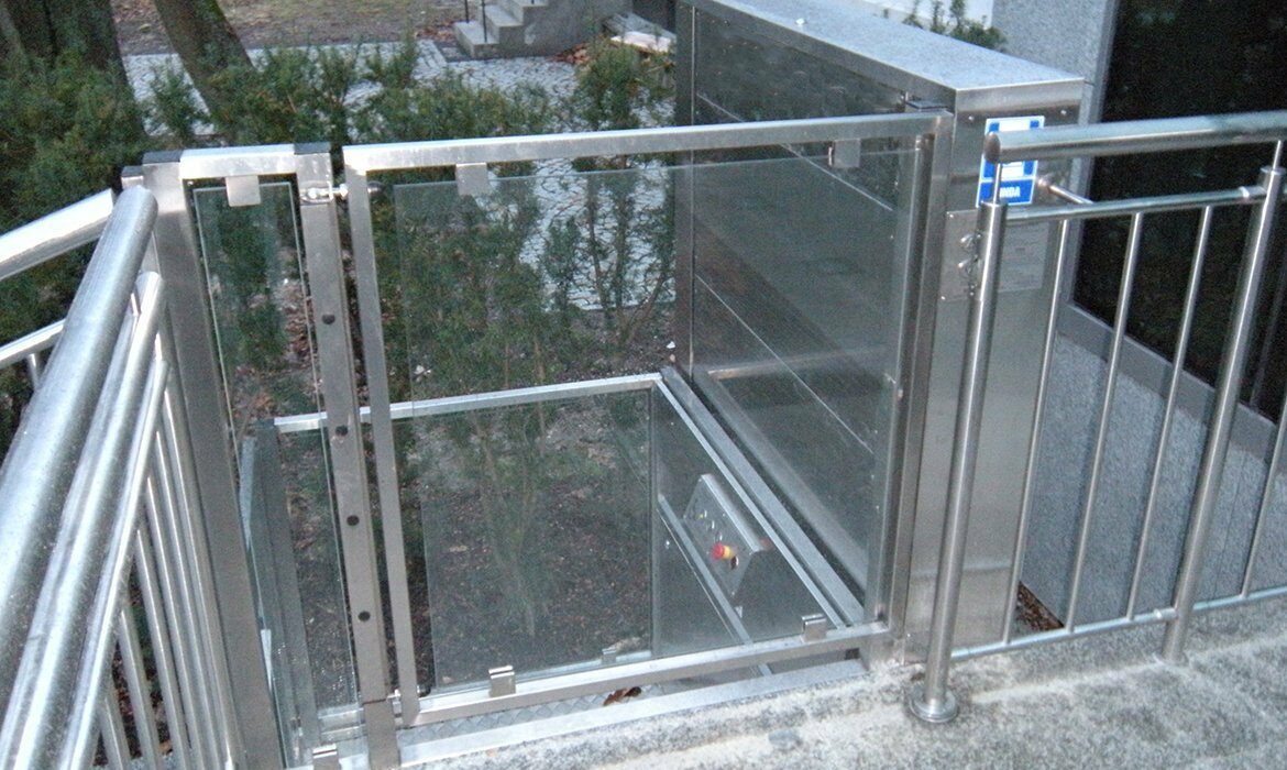 Open platform lift in stainless steel