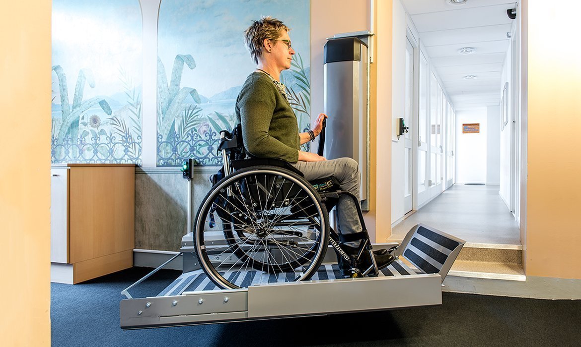 Rullstolshiss Cibes SwingOn på en myndighet