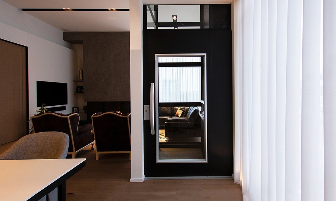 Lift door in steel for platform lifts