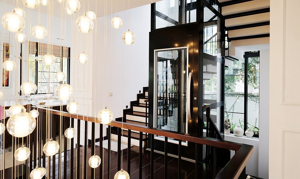 Glass lift in clear glass