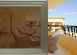 Glass lift in tinted glass