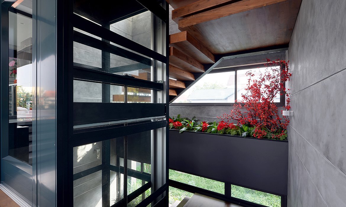 Platform lift with glass shaft and panoramic doors