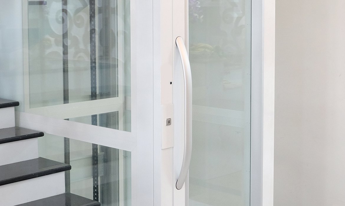 Standard call button for platform lifts