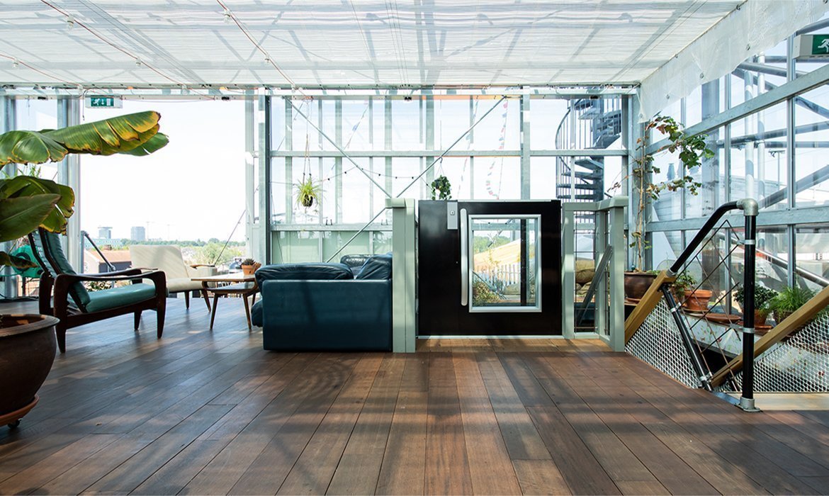 Platform lift with gate